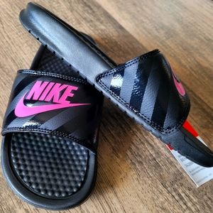 NIKE women's benassi slides